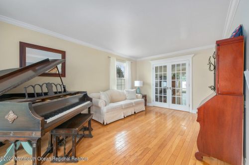 15 Hawthorne Ave, Holmdel Village NJ 07733-1035 exterior