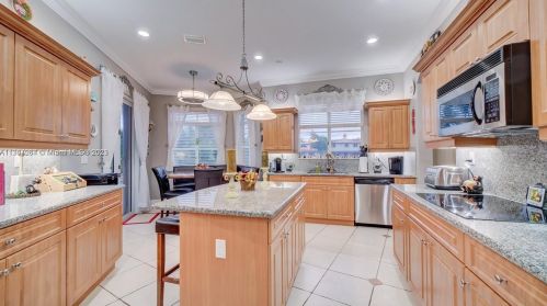 15963 79th Pl, Hialeah FL  33016-6647 exterior