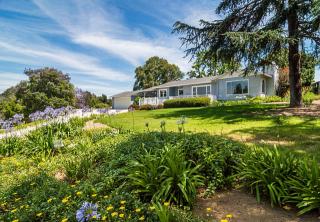 925 Miramar Dr, Vista, CA 92081-7535