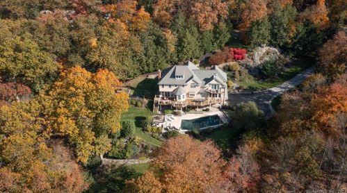18 Hidden Brook Dr, Brookfield Center, CT 06804-1306