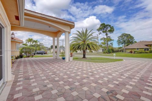 160 Saratoga Ave, Fort Pierce FL  34953-5974 exterior