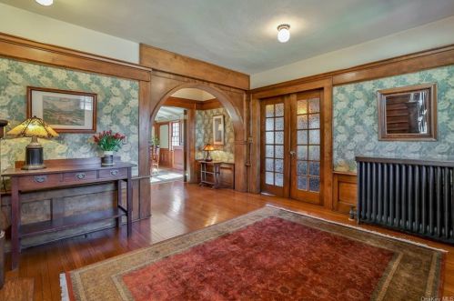 142 Sutton Manor Rd, New Rochelle, NY 10801-5756