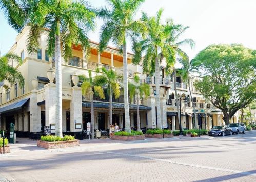 6075 Pelican Bay Blvd, Naples FL 34108-8169 exterior