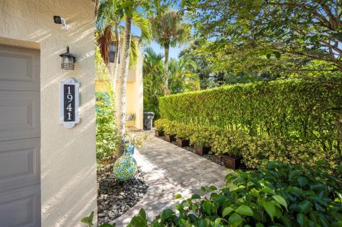 1941 Canterbury Cir, West Palm Beach, FL 33414-6240