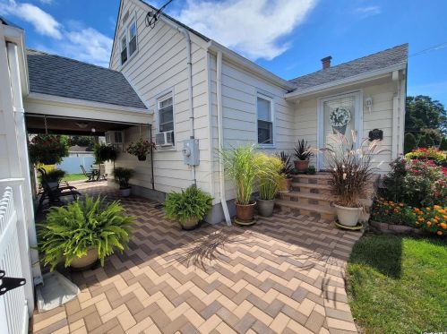 256 Hamilton Ave, North Lindenhurst, NY 11757-3812