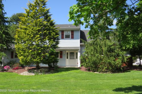 21 Parkside Ave, East Freehold, NJ 07728-1527