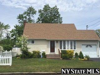 426 34th St, North Lindenhurst, NY 11757-3249