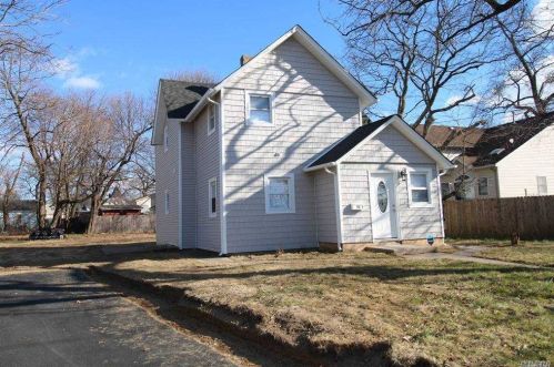 82 Rose Ave, Roosevelt, NY 11575-1419