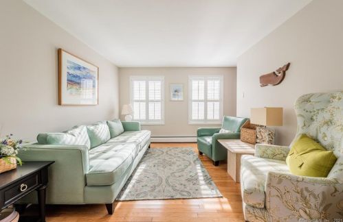 24 Richard Brown Dr, Uncasville, CT 06382-1125