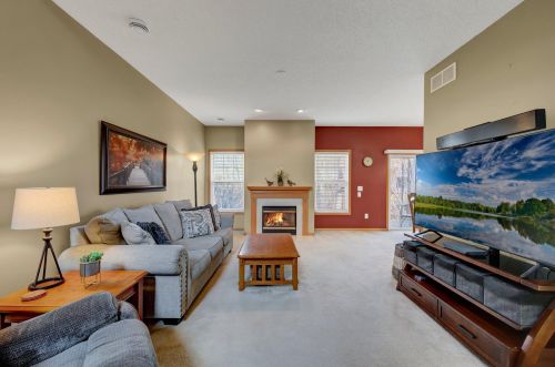 910 Village Pkwy, Lino Lakes, MN 55014-5002