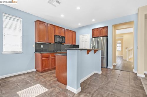 23 Elijah Ct, West Pittsburg CA  94565-2748 exterior