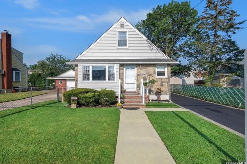 420 Clement Ave, Floral Park NY  11003-3320 exterior