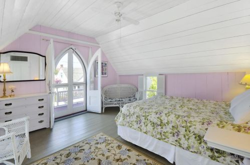 28 Narragansett Ave, Marthas Vineyard MA 02539-4428 exterior