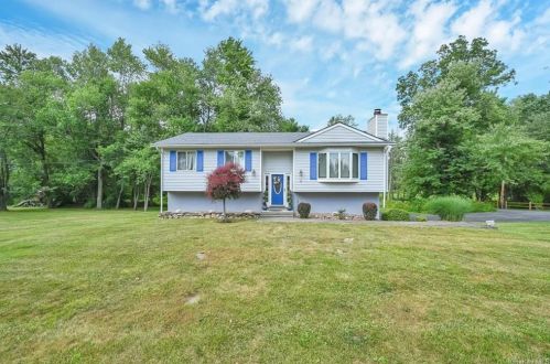 2 Caroline Dr, New Hamburg, NY 12590-5450