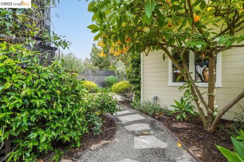 721 45 St, Oakland CA 94609-1802 exterior