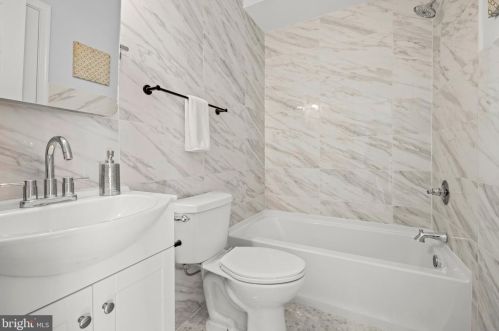 1111 Holbrook Ter, Washington DC 20002-2704 exterior