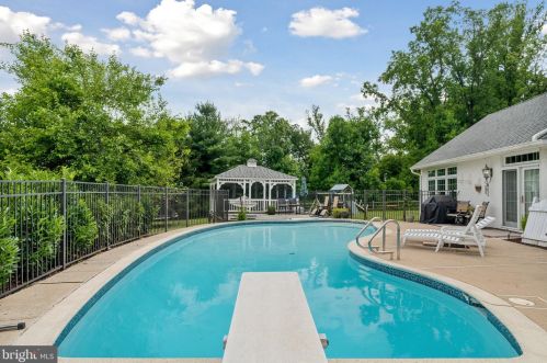 135 Marmic Dr, Southampton PA 18966-1725 exterior