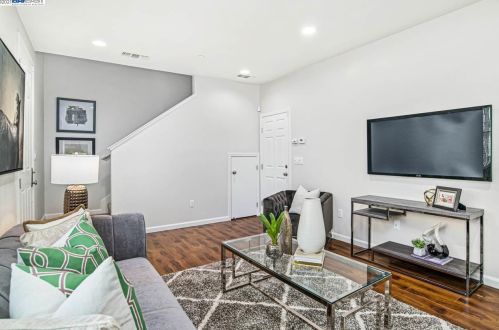 7056 Mariposa Ln, Pleasanton CA  94568-2569 exterior