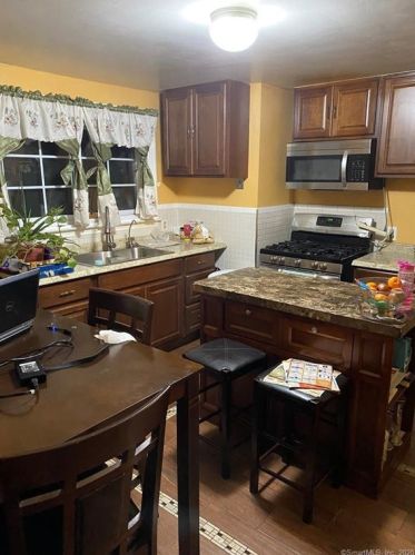 31 Hinsdale Ave, Waterbury, CT 06705-1228