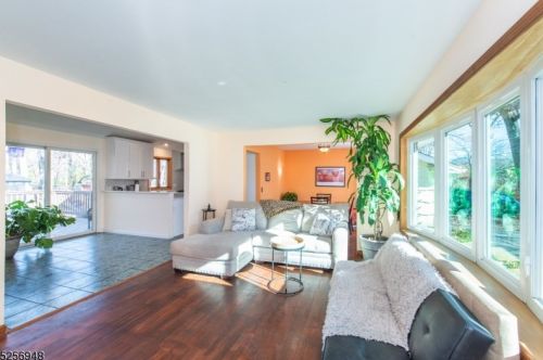 100 Alta Vista Dr, Skyline Lakes, NJ 07456-2026