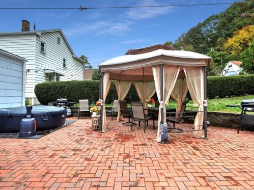 114 New Haven Ave, Derby CT 06418-2161 exterior