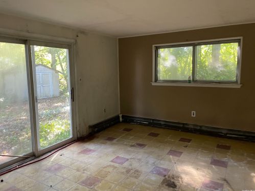 15 Oswego Pl, Babylon NY  11704-1804 exterior