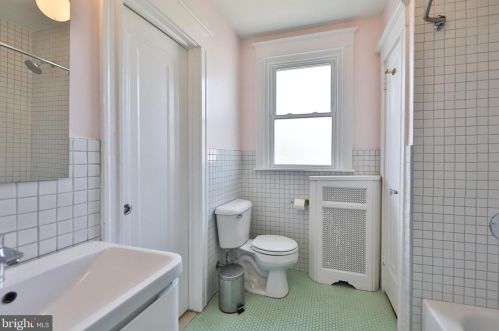 425 Gln Echo Rd, Philadelphia PA 19119-2915 exterior