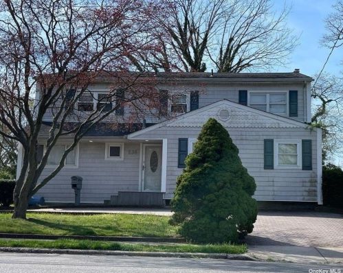 238 Cooper Rd, Babylon, NY 11703-4408