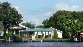 217 Sportsman Dr, Welaka, FL 32193-3407