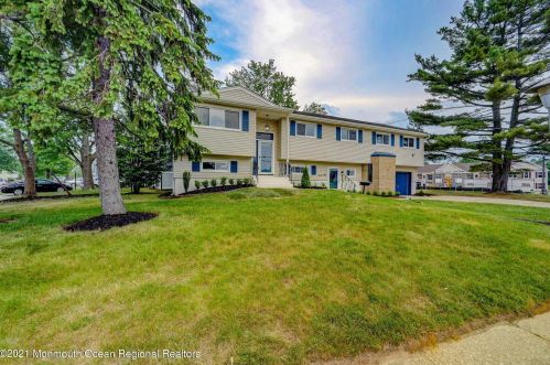 41 Hemlock St, Hazlet NJ  07730-2118 exterior