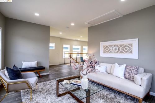 557 63 St, Oakland CA 94609-1244 exterior