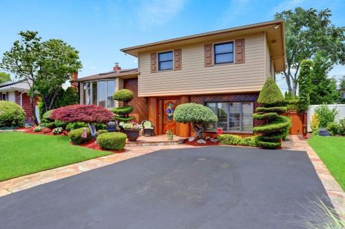 3661 Courtney Ln, Bethpage, NY 11714-3321