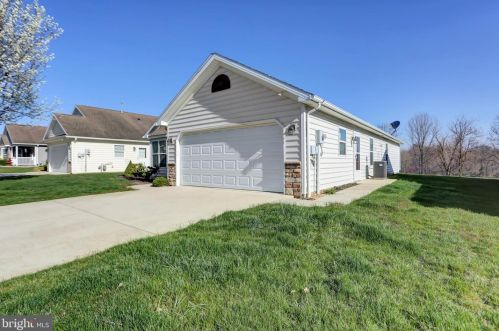 14 Colonial Ct, Lees Cross Roads, PA 17257-9587