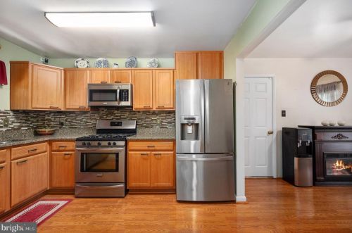 5482 Rector Dr, Woodbridge, VA 22193-3700