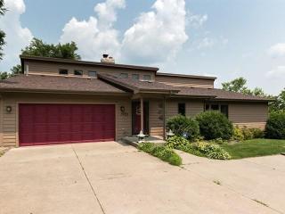 1329 Towerview Rd, Saint Paul, MN 55121-1324