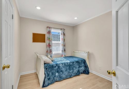 5 Bush Pkwy, East Brunswick NJ  08816-2208 exterior