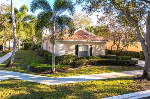 4789 Blossom Dr, Delray Beach, FL 33445-5323