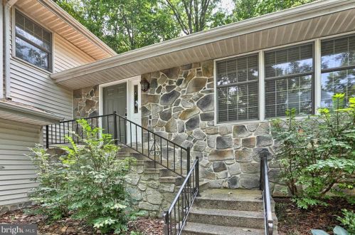1466 Spring Hill Dr, Hummelstown, PA 17036-8966