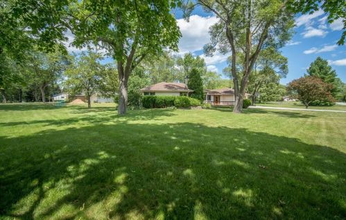 1804 Clover Ln, Thiensville, WI 53092-5405