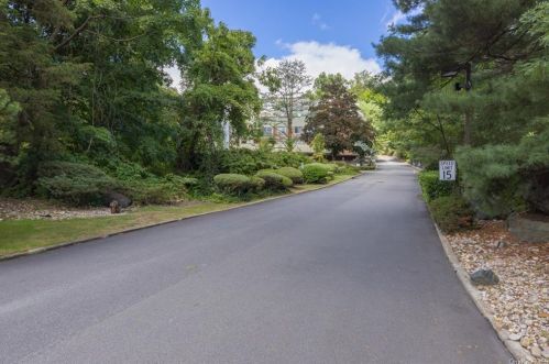 2 Fountain Ln, Scarsdale NY  10583-4625 exterior