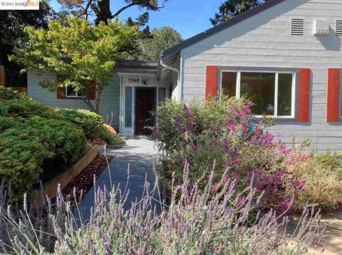 3745 Delmont Ave, Oakland, CA 94605-1827