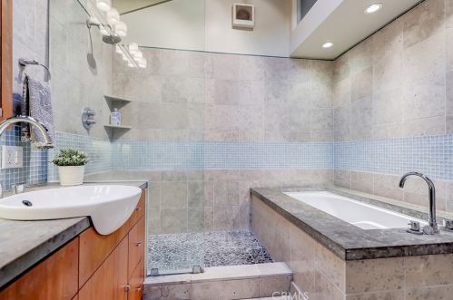 220 Beryl St, Redondo Beach CA  90277-2111 exterior