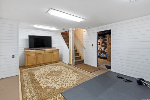 49 Roderick Rd, West Islip NY  11795-2632 exterior