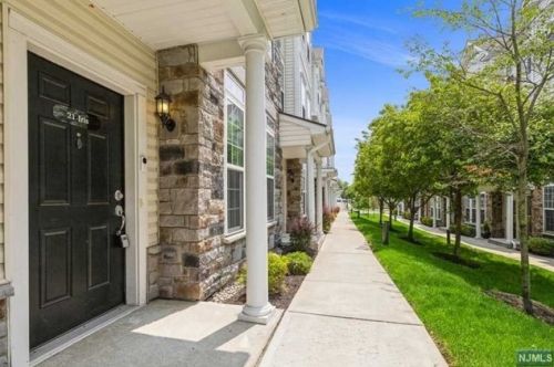 21 Iris Ln, Outwater, NJ 07026-3560