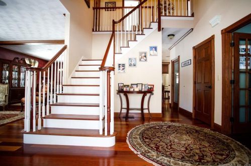 2 Deepwood Dr, Norwich CT  06360-1608 exterior