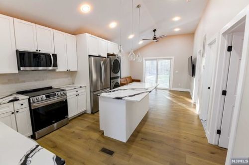 6 Stag Hill Rd, Mahwah NJ  07430-1034 exterior
