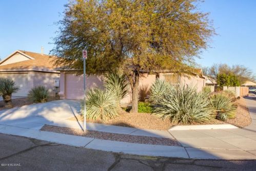 1661 Saint Apollonia St, Tucson, AZ 85713-7401