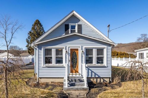 52 Miner Ave, Waterford, CT 06385-2025