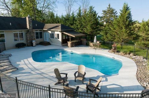 2975 Burton Dr, Gilbertsville PA  19525-9694 exterior