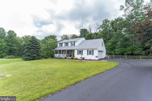 17 Apple Dr, Downingtown, PA 19335-1181